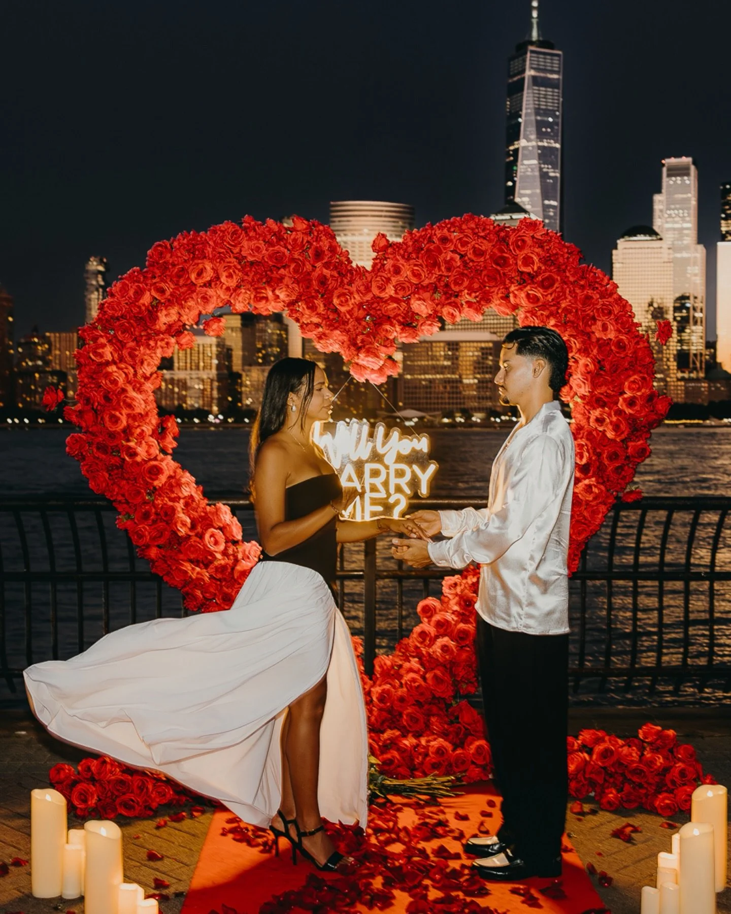 Valentines is around the corner and I was inspired to bring one of the sweetest proposals I have ever shot last  year!

The city. 🌆 
The roses 🌹 
The love ❤️ 

#valentinespost #proposalnyc #engagementnyc