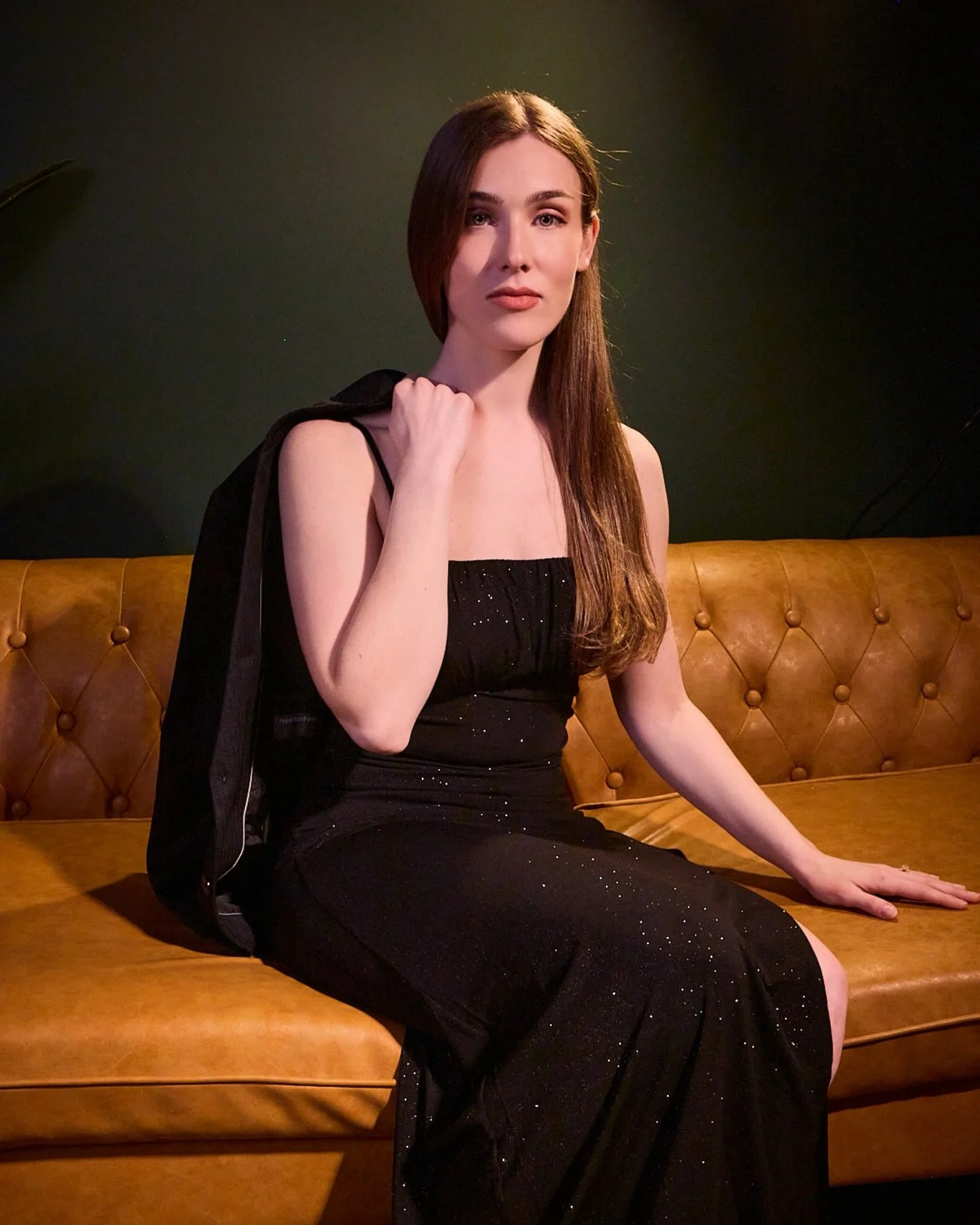 A slight shift in light&hellip; and suddenly, a whole new story reveals itself #studiophotoshoot

The green wall was a great perk to shoot in at @_stud103