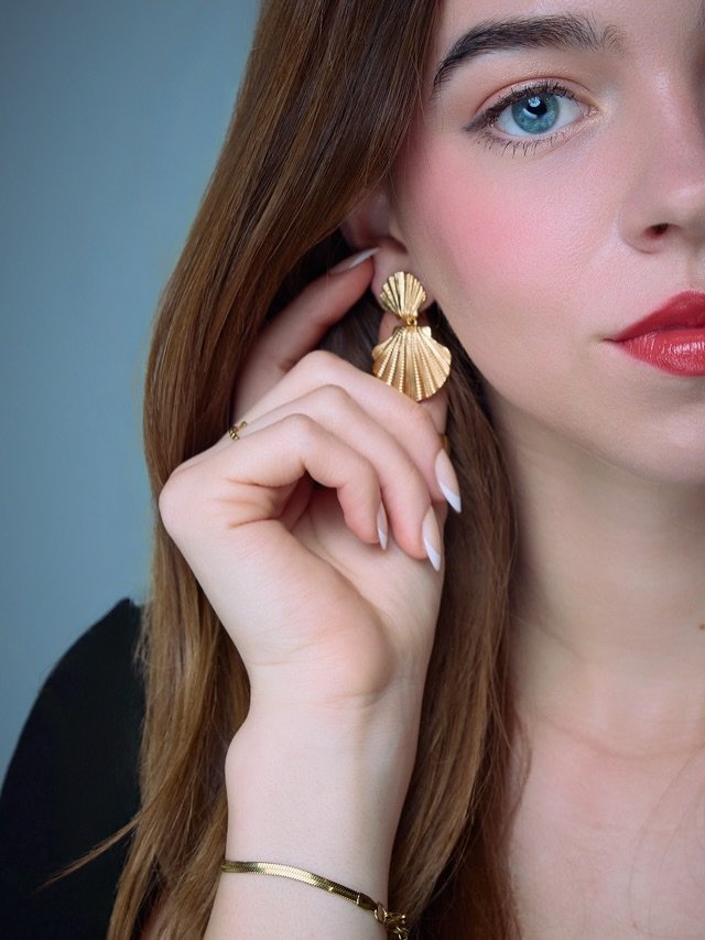 Details and essence. 🤩

Book now and schedule a full modeling session or a portrait session! 

10 spots remain in the month. 

Perfect Mother&rsquo;s Day gift?