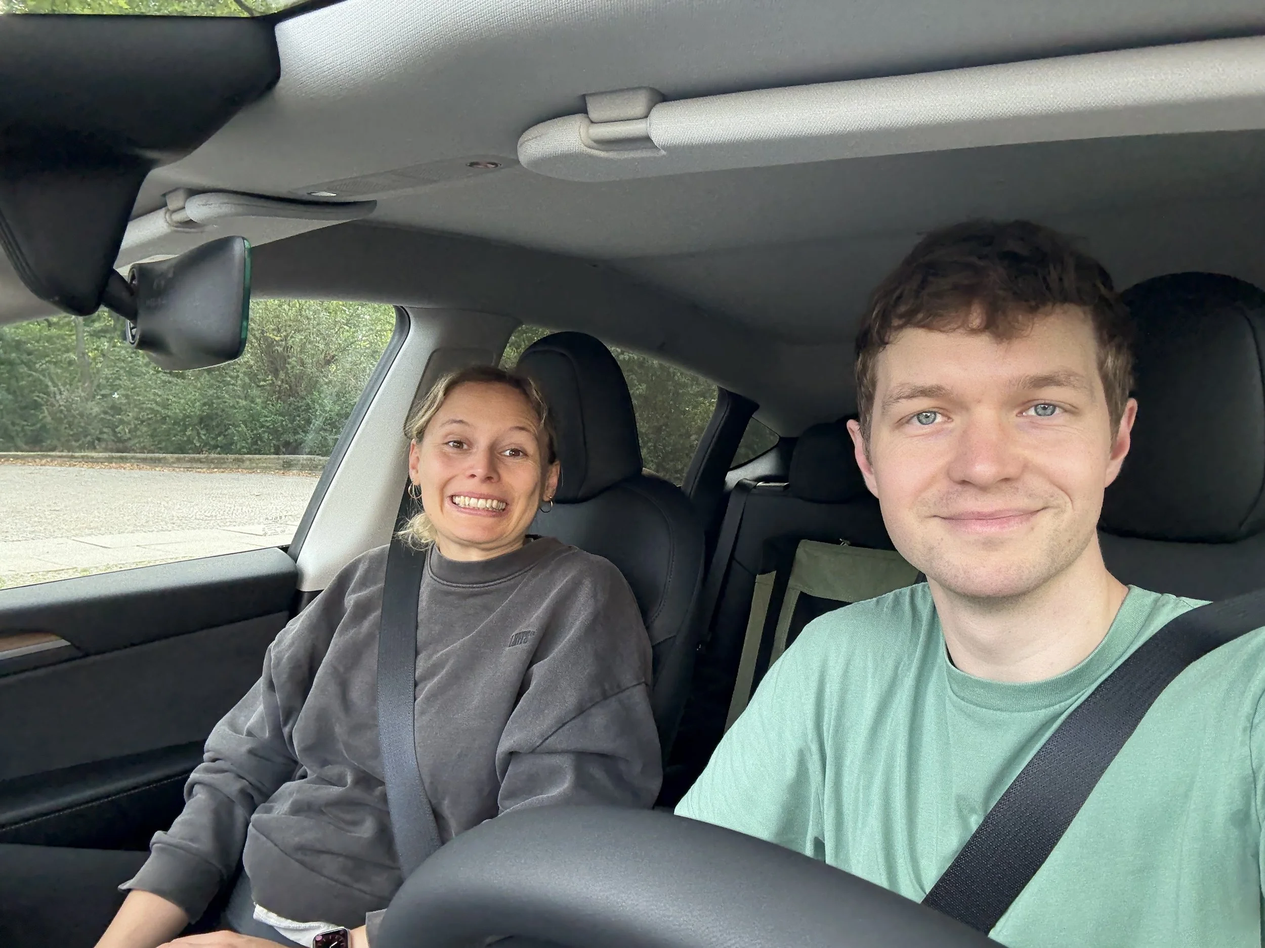 Pia und Max im Auto auf dem Weg nach Portugal