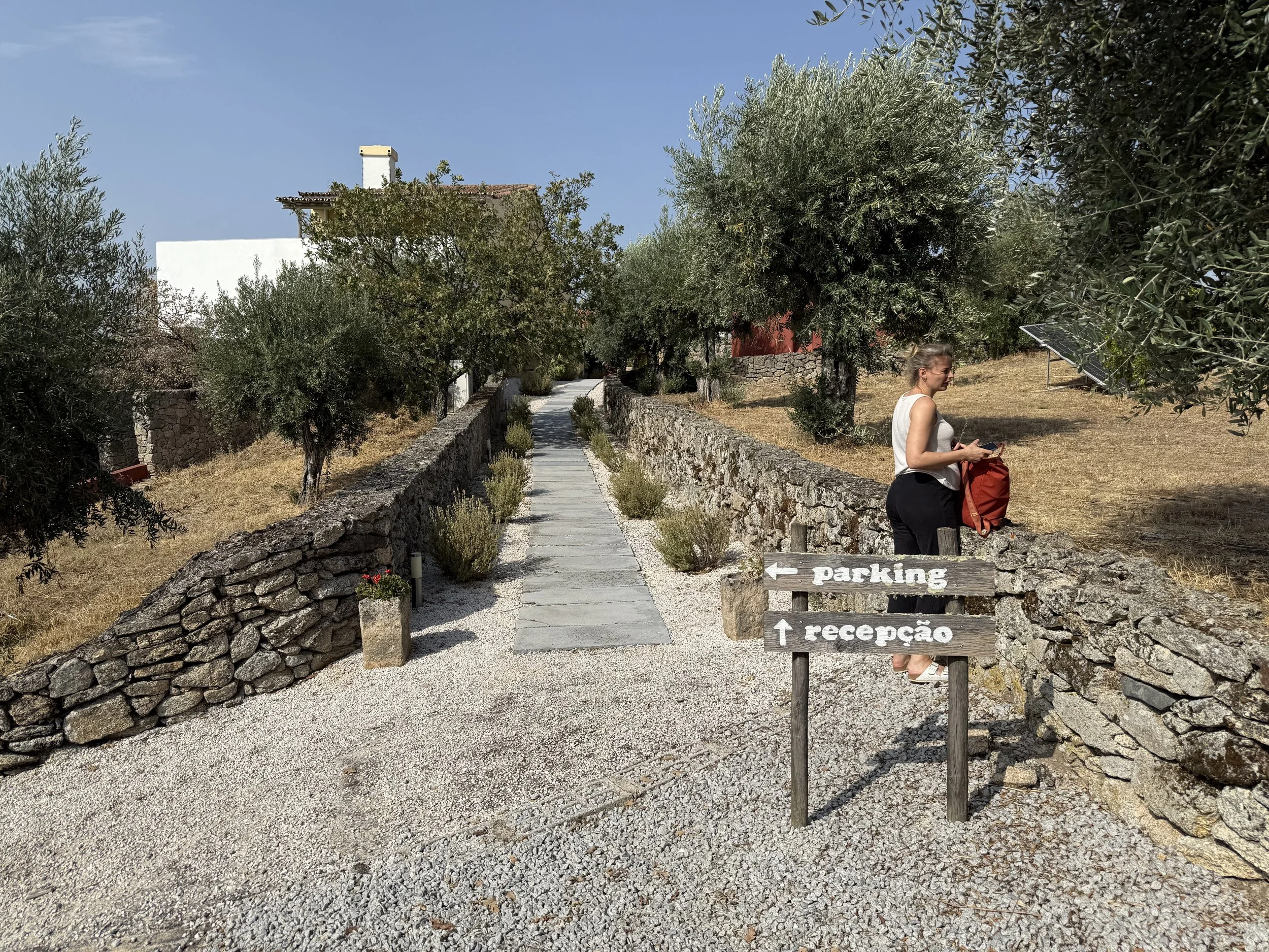 Einfahrt und Eingangsbereich der Bärdade, barrierefrei