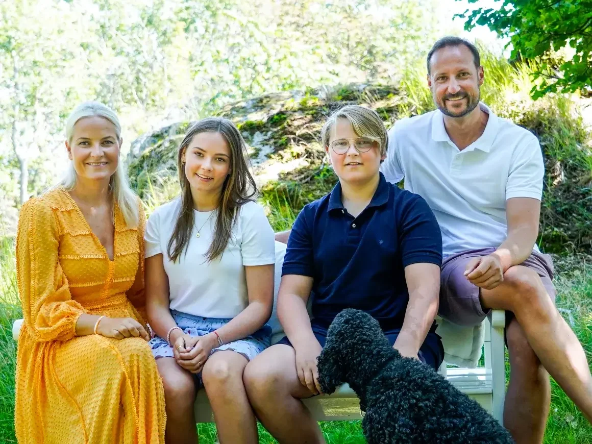 Bilde av kronprinsfamilien fra sommeren 2020