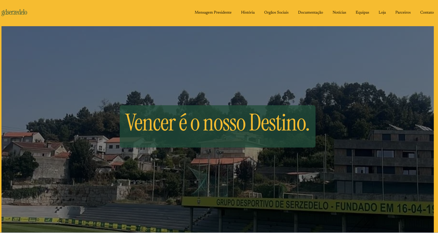 Imagem de uma página de site com a frase 'Vencer é o nosso Destino' em destaque, fundo com casas e árvores, e uma faixa na parte inferior que diz 'Grupo Desportivo de Serzedelo - Fundado em 16-04-19'.