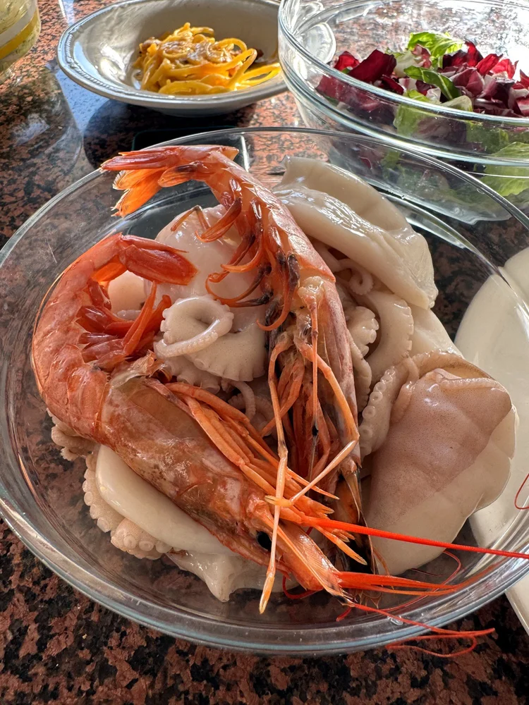 Schüssel mit rohen Scampi, Garnelen und Calamari