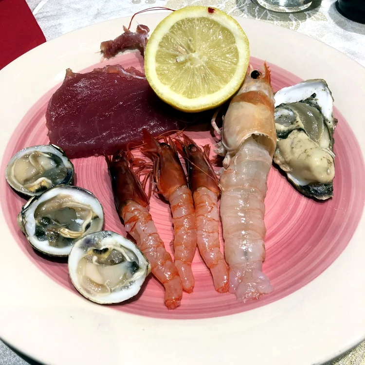 Teller mit rohem Thunfisch, roten Garnelen, Scampi und Austern