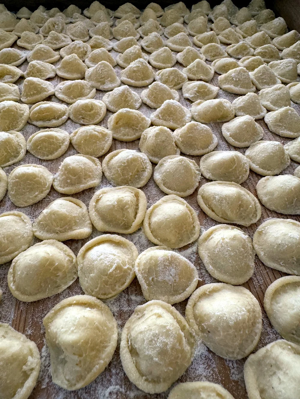 Frische Pasta auf dem bemehlten Holzbrett