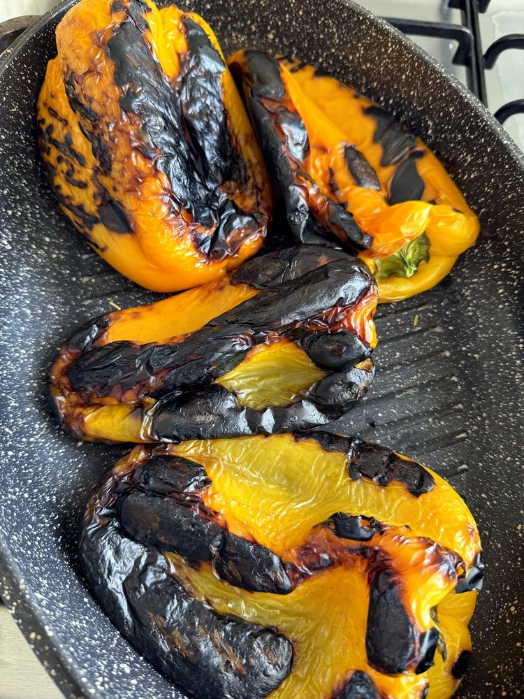 Geröstete gelbe Paprika in der Grillpfanne