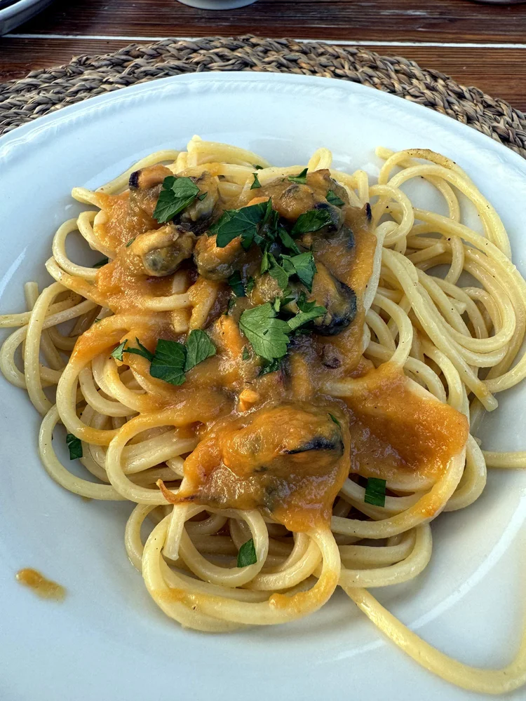Teller Spaghetti mit Sugo und frischer Petersilie
