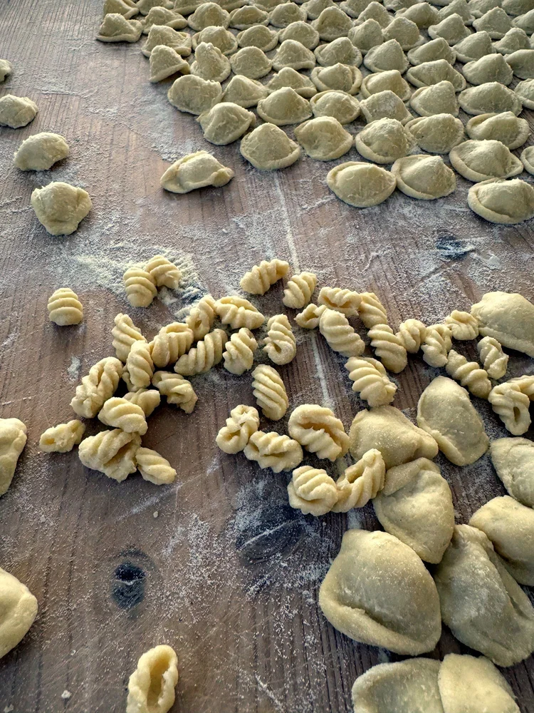 Frische Orecchiette und Cavatelli auf einem bemehlten Holzbrett