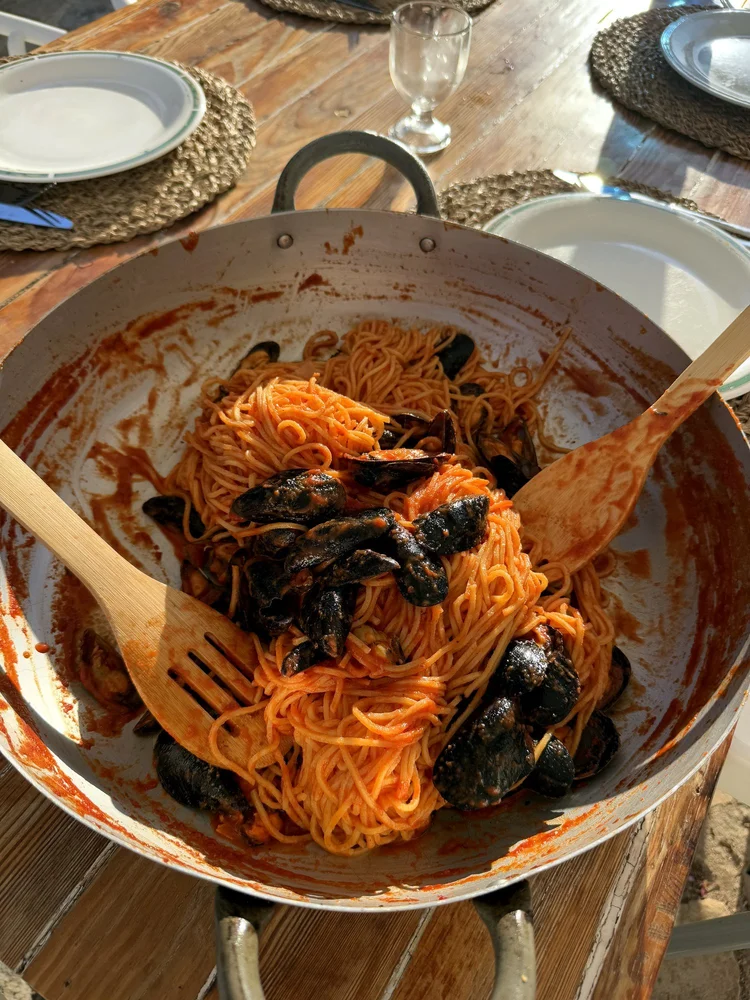 Spaghetti mit Miesmuscheln in der Pfanne