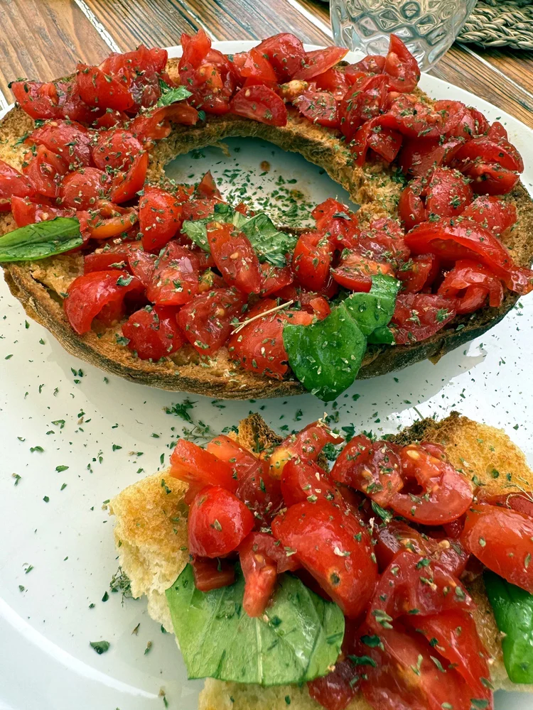 Frisella mit frischen Tomaten und Basilikum