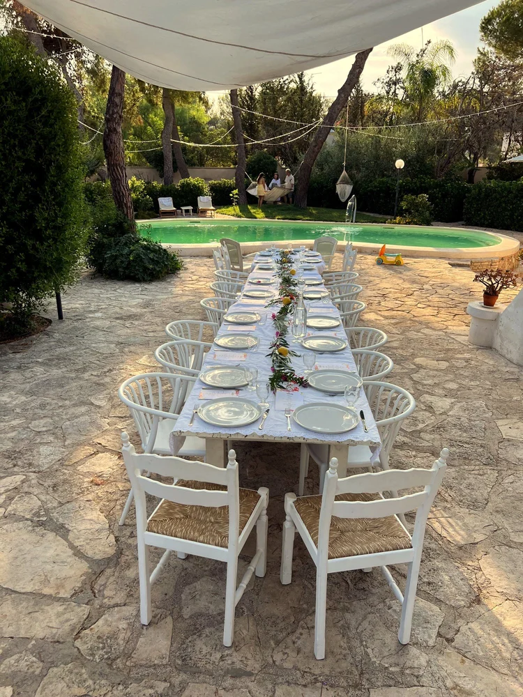 Lange weiß gedeckte Tafel am Pool der Villa