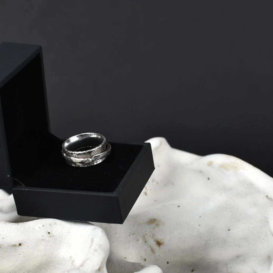 Rough organic spinner ring