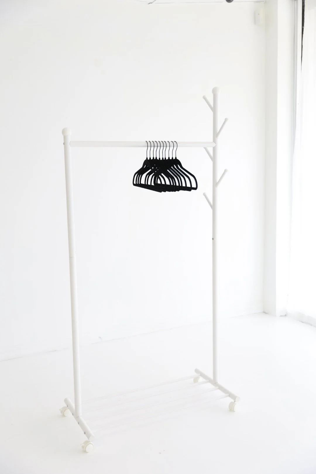 Rolling clothing rack
