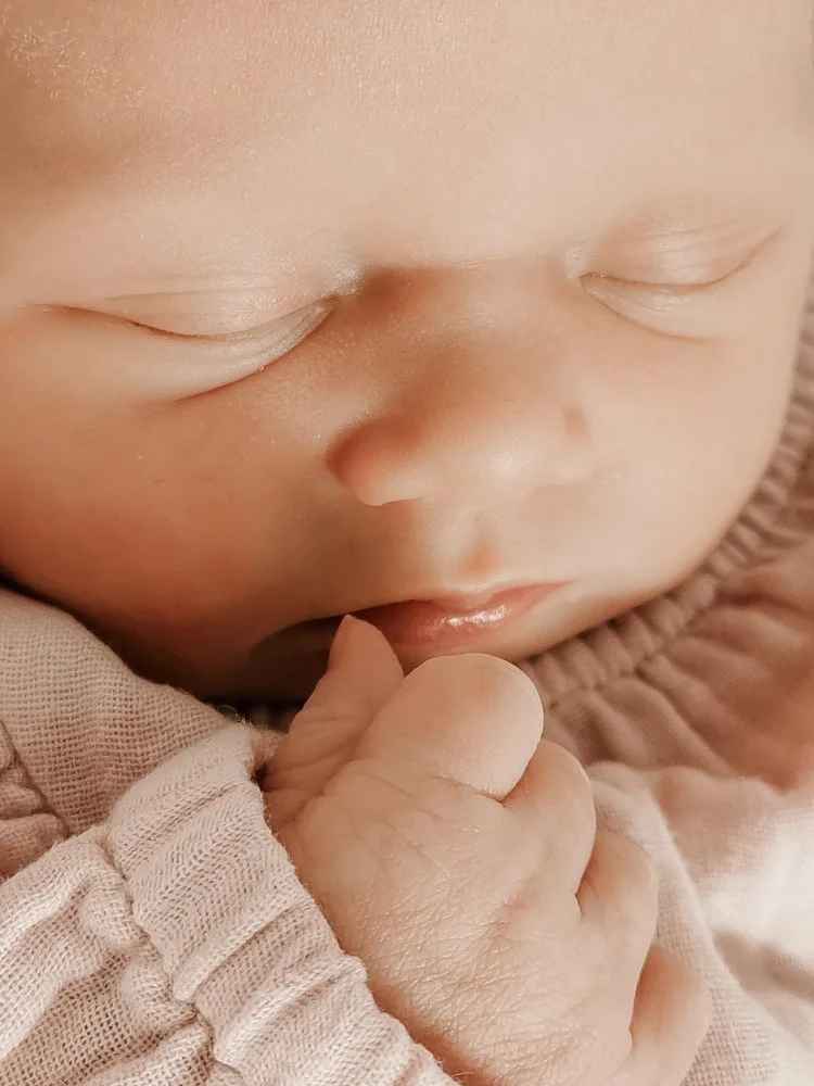 Newbornfotografie, Babyfotografie Peine Braunschweig Wolfenbüttel Hildesheim Niedersachsen momentnah-fotografie Babyfotografie Details