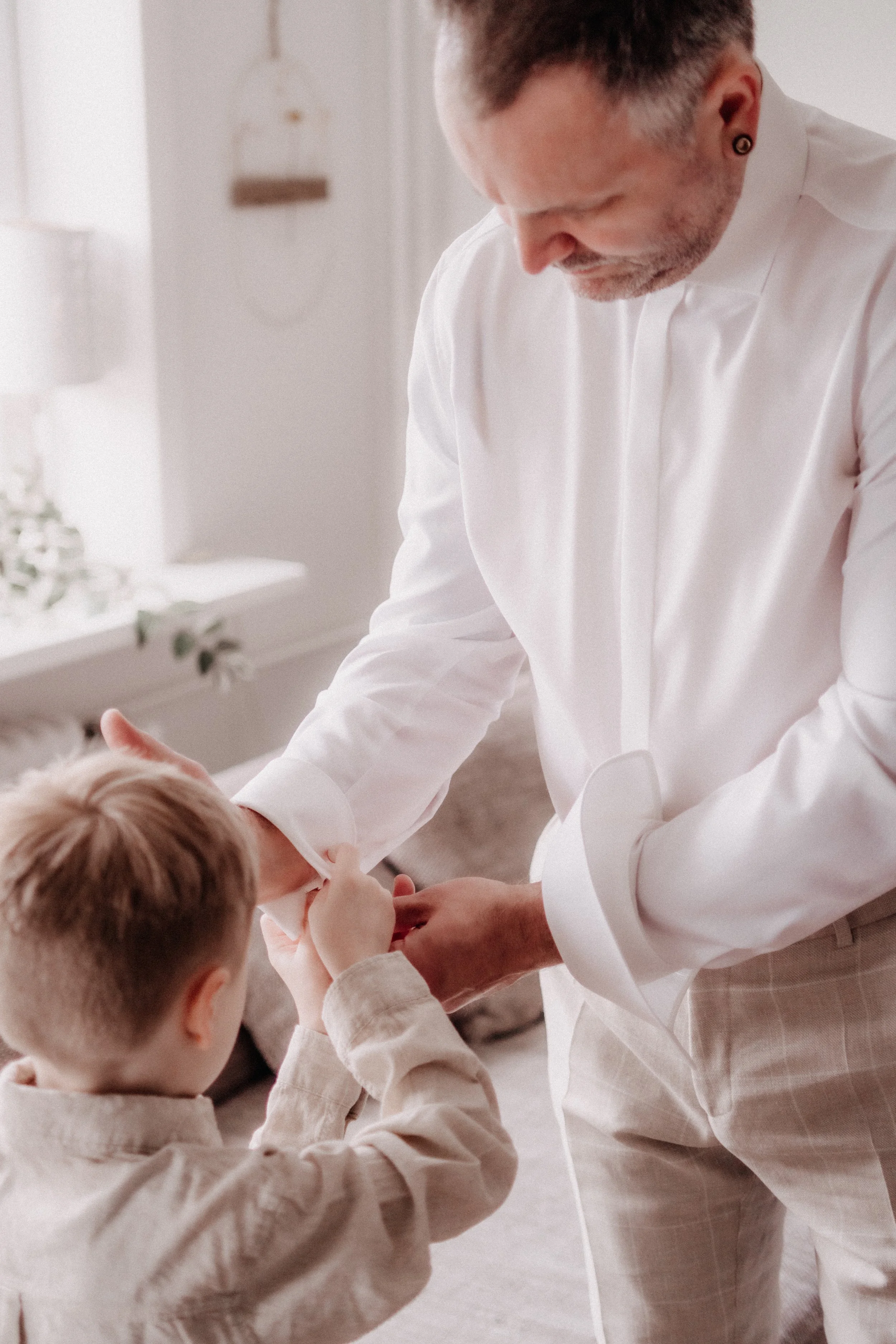 Getting Ready Braut und Bräutigam vor der Trauung, Brautstrauß, Hochzeitsdetails, Hochzeitsfotografie, Ehering