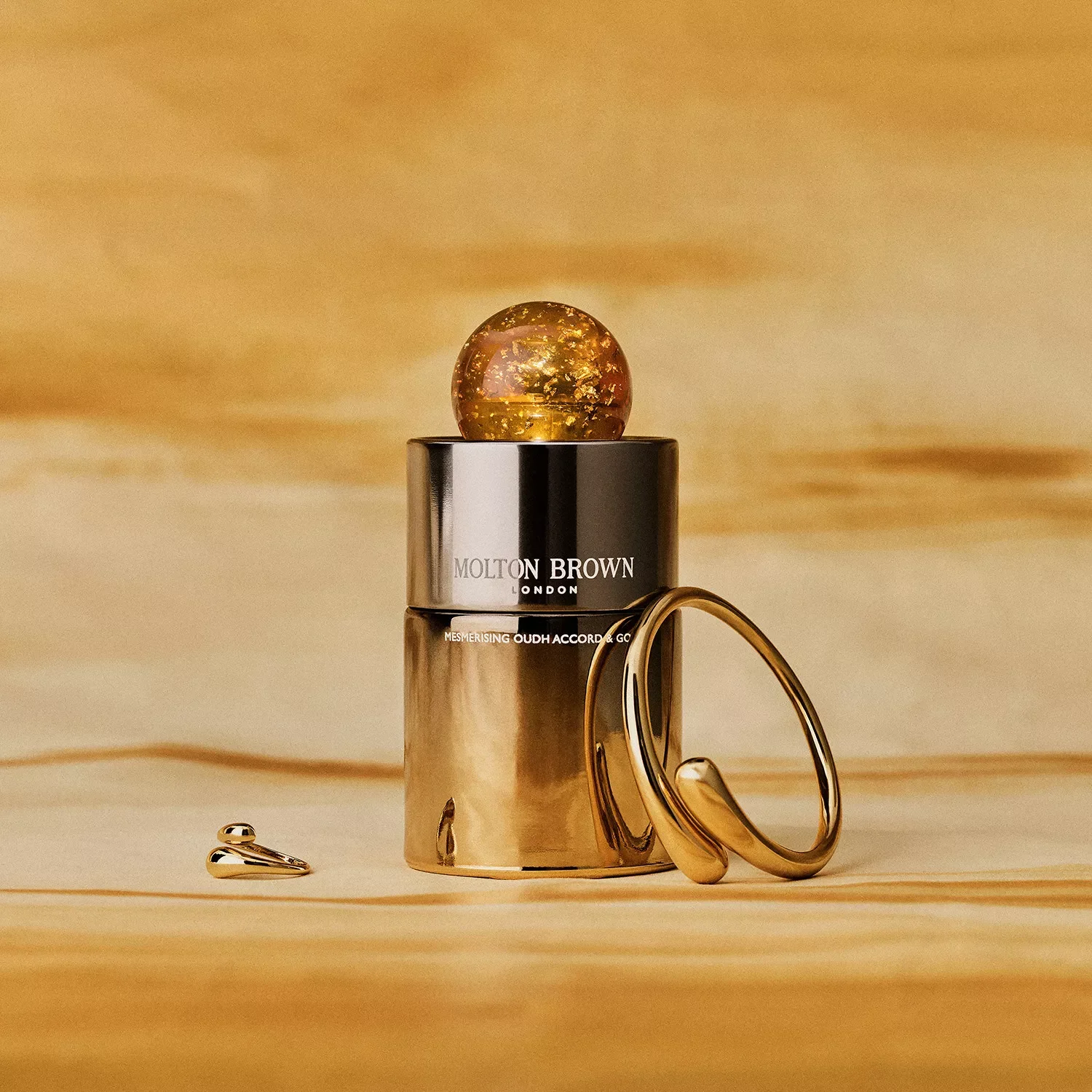 RMR357_uk_limited-edition-mesmerising-oudh-accord-gold-eau-de-parfum_image_02.webp