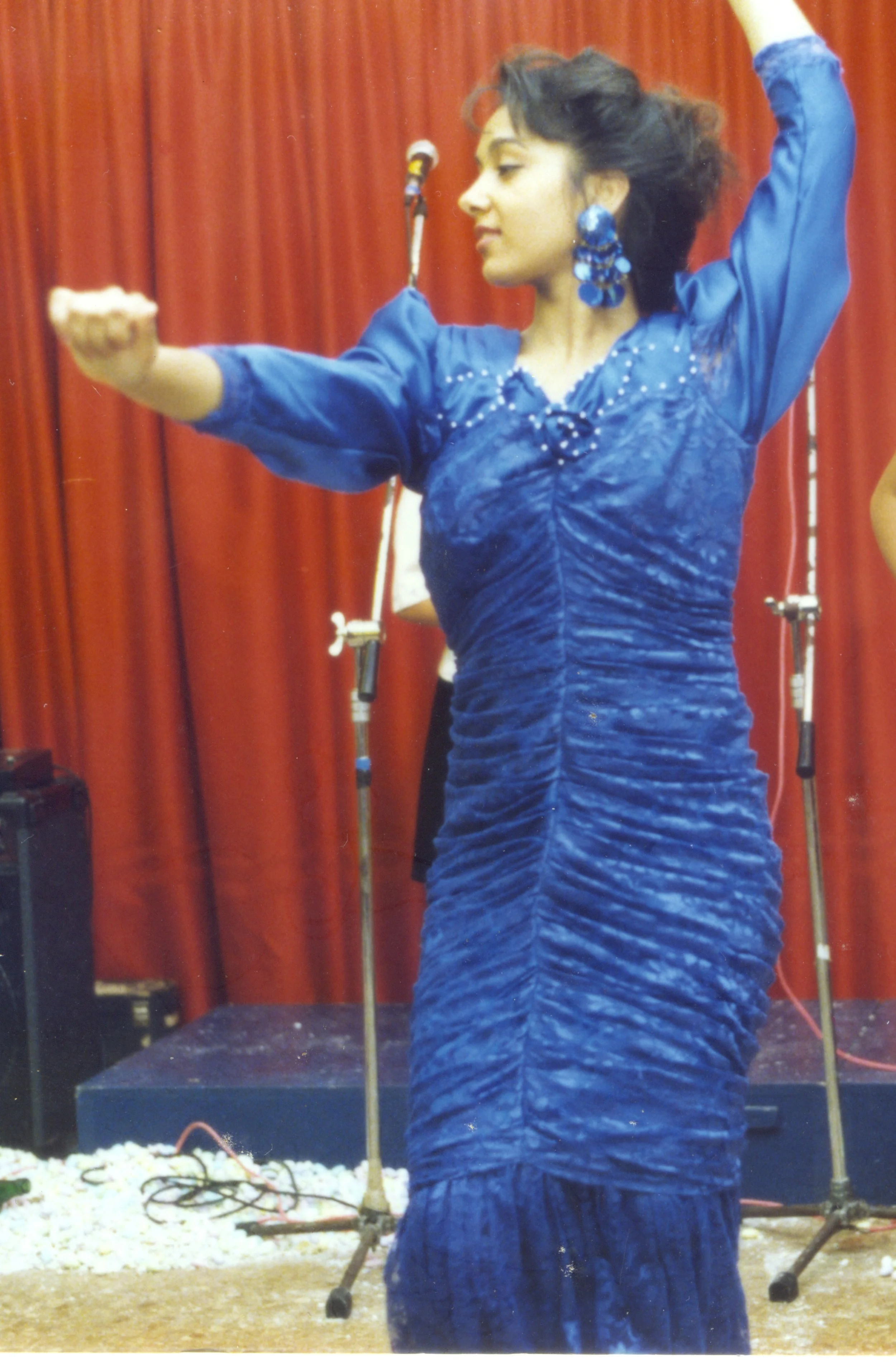 La hermana de Migueli bailando. En el suelo, un montón de peladillas chafadas.