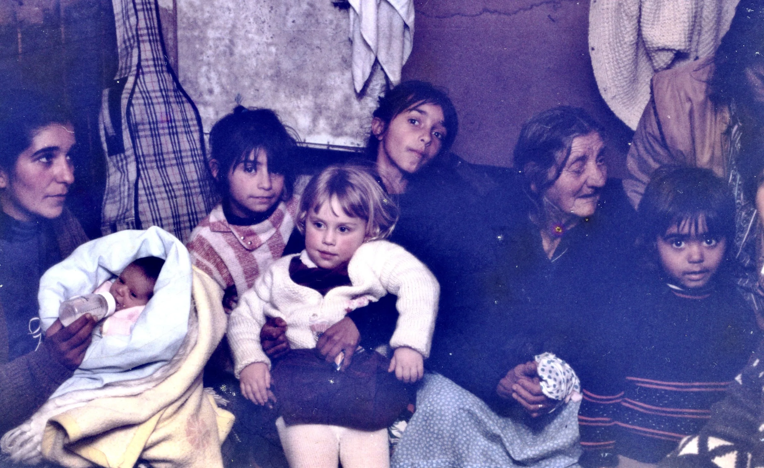 En la primera choza: Araceli, Antoñita, María, Rocío, Rosario, la abuela de Sebastián, Joaquïn