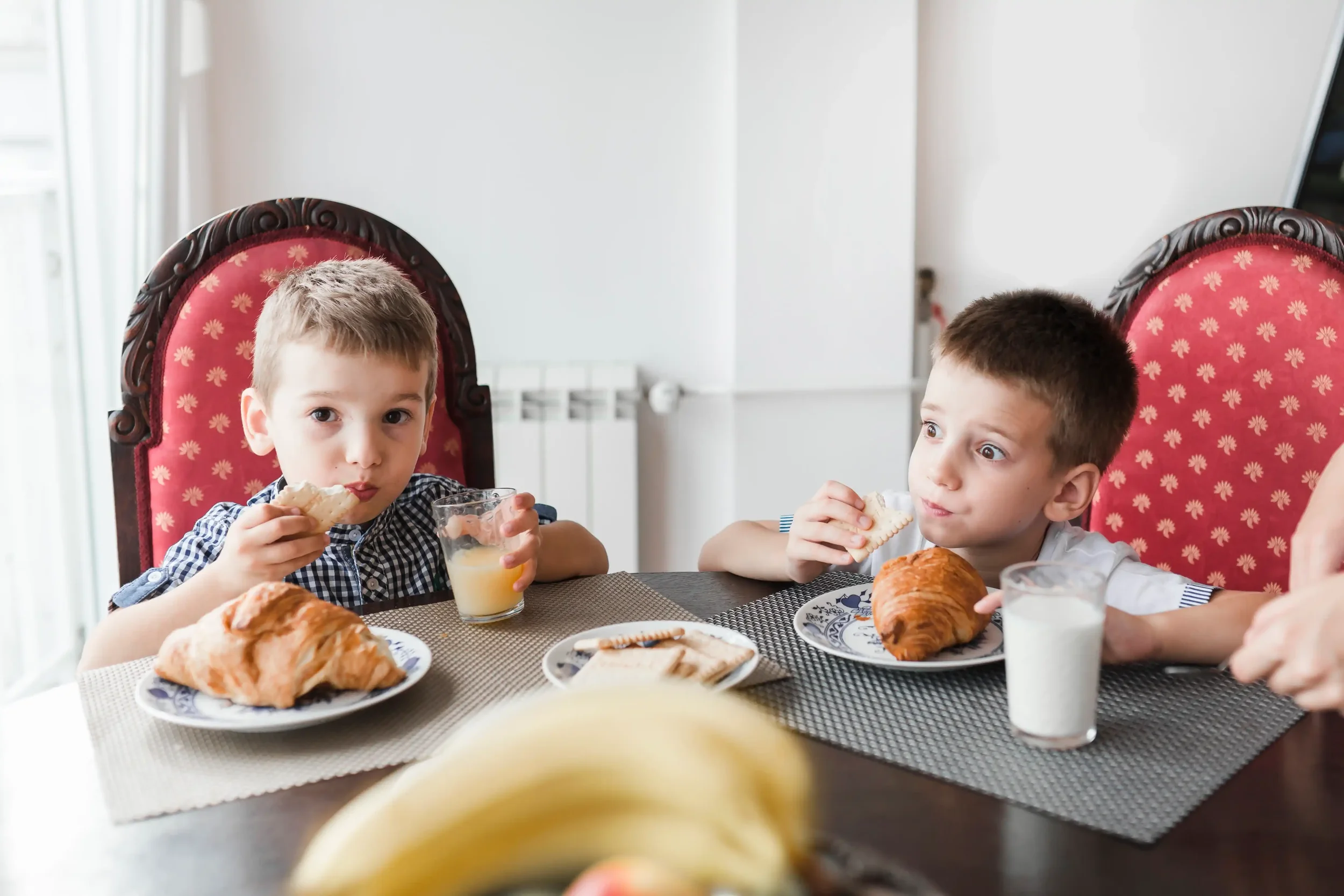 Pourquoi interdit-on les coudes sur la table ? L'histoire fascinante derrière la règle