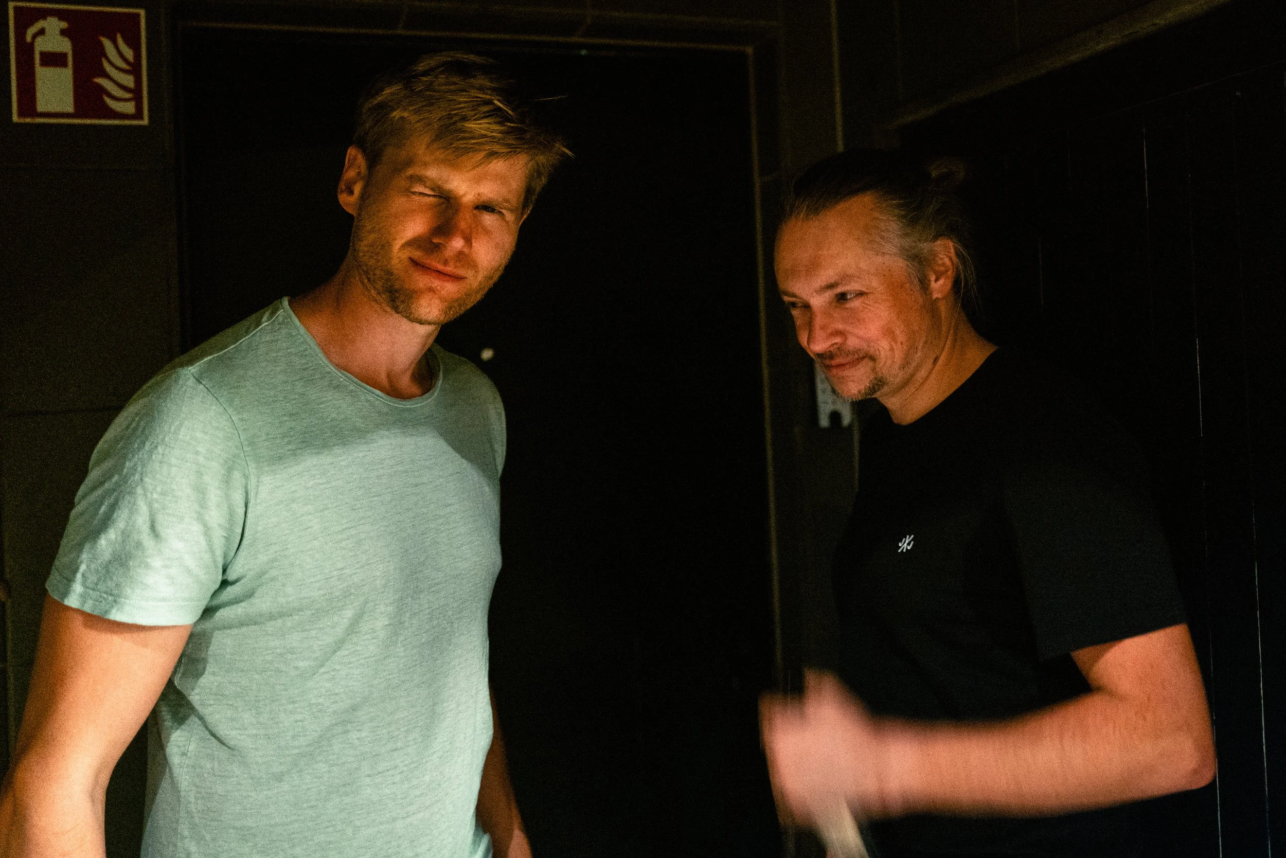 Jonas und Stefan (v.l.n.r.) von Endzeitparty hecken backstage etwas aus.
