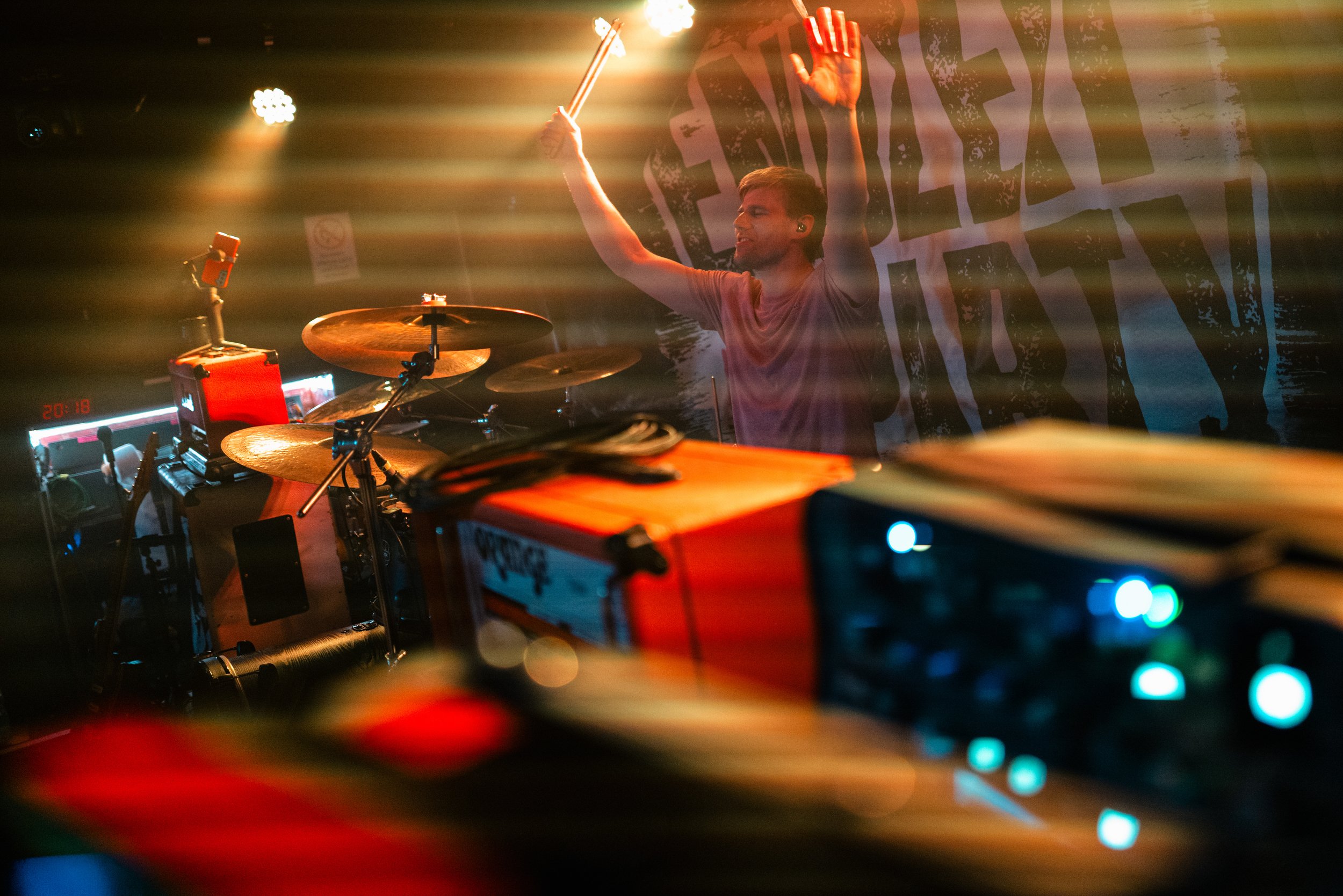 Jonas von Endzeitparty hinter den Drums live im Ratinger Hof Düsseldorf