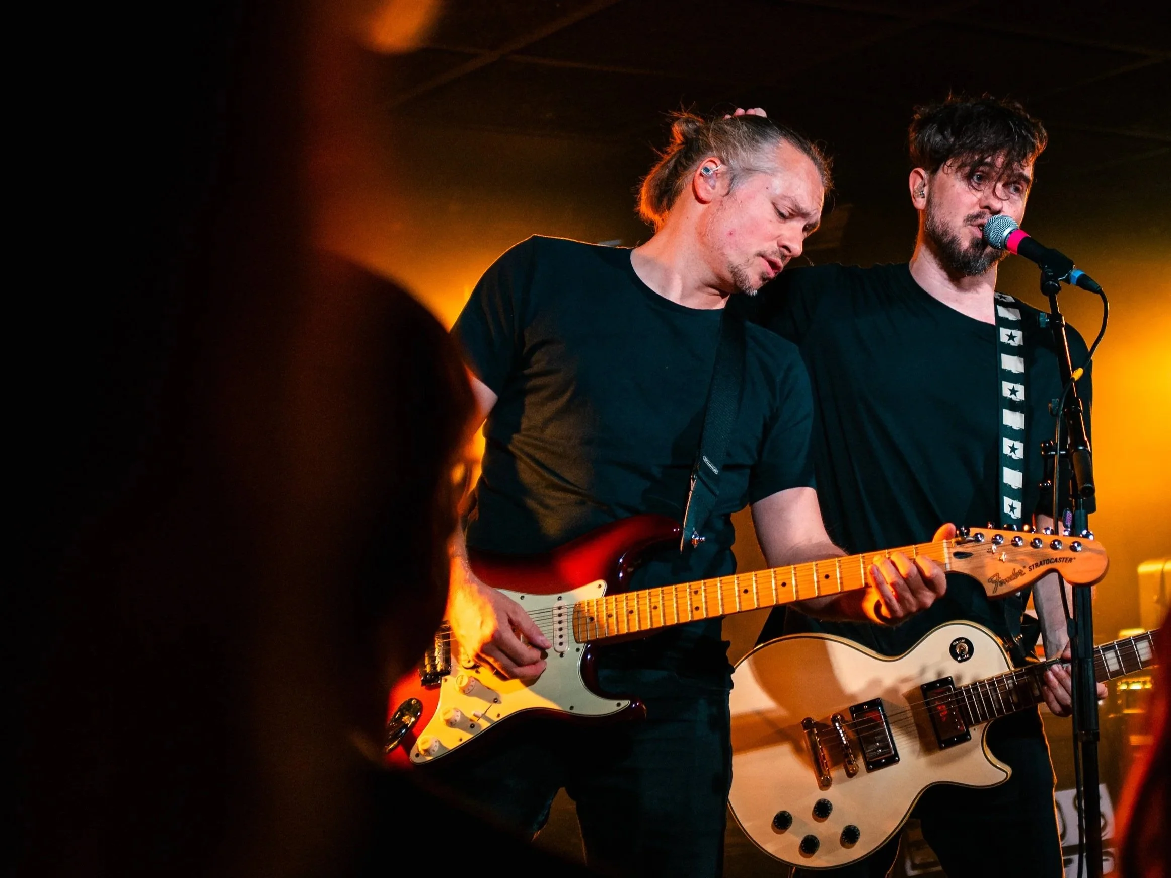 Stefan und Manuel (v.l.n.r.) von Endzeitparty haben sich live on stage lieb.