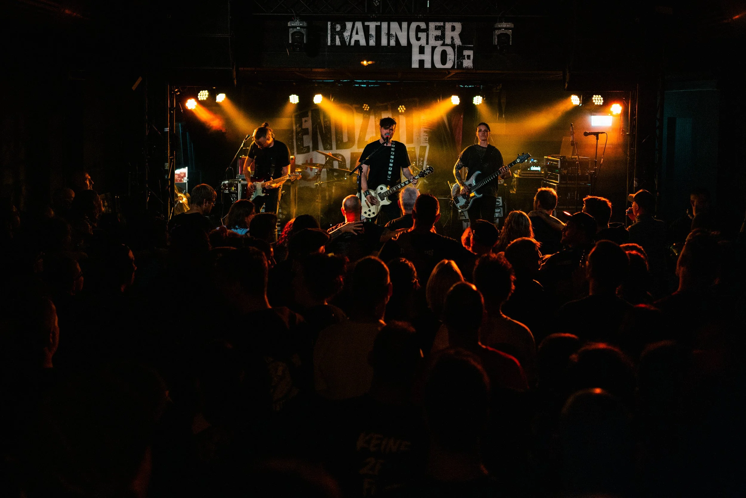 Endzeitparty live on stage im Ratinger Hof Düsseldorf