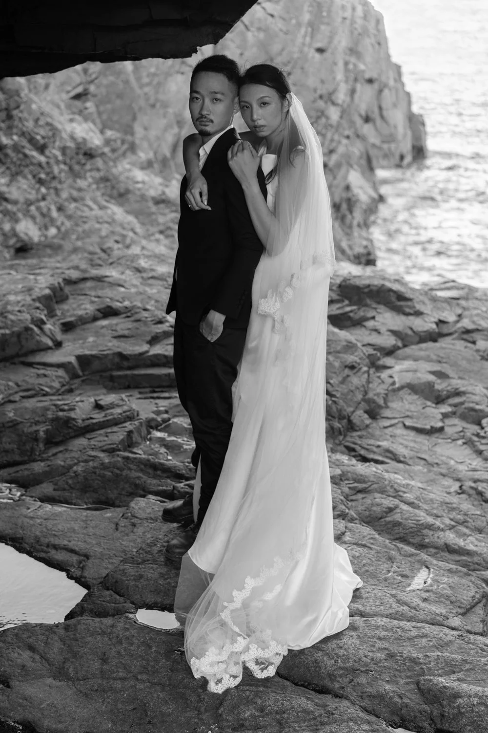 Timeless fashion editorial style pre-wedding photography photographed by Kay Lai Studio in Hong Kong. 香港Kay Lai Studio時尚風格婚紗攝影，簡約高級耐看。