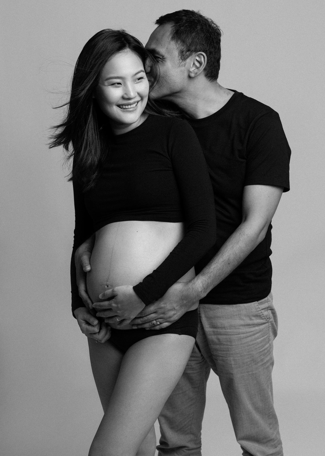 Timeless fashion editorial style maternity portrait photographed by Kay Lai Studio in Hong Kong, capturing elegant and sophisticated motherhood mother-to-be moments. 香港Kay Lai Studio時尚風格孕婦寫真，簡約高級耐看。