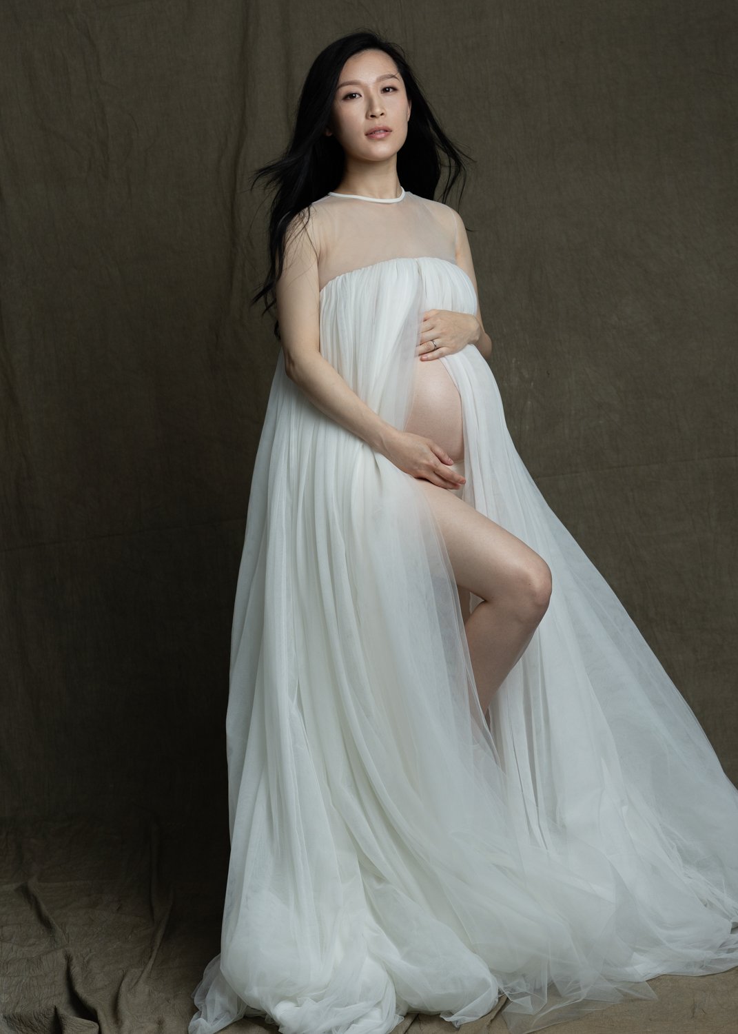 Timeless fashion editorial style maternity portrait photographed by Kay Lai Studio in Hong Kong, capturing elegant and sophisticated motherhood mother-to-be moments. 香港Kay Lai Studio時尚風格孕婦寫真，簡約高級耐看。