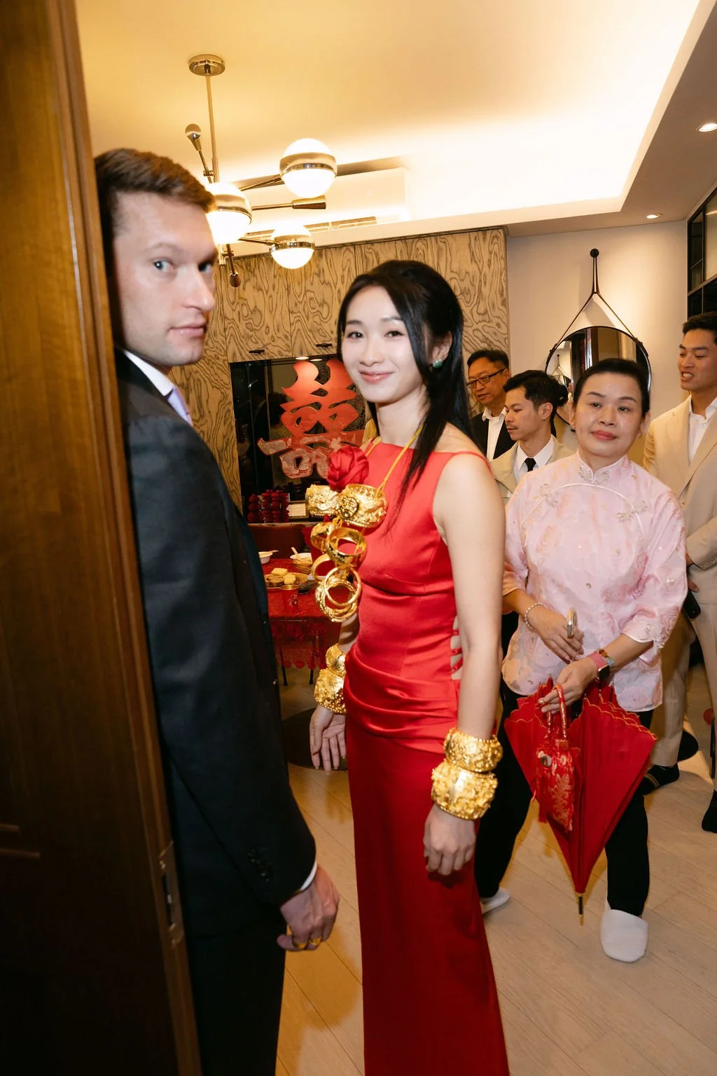 Timeless fashion editorial style wedding day photography photographed by Kay Lai Studio in Hong Kong. 香港Kay Lai Studio時尚風格婚禮攝影，簡約高級耐看。