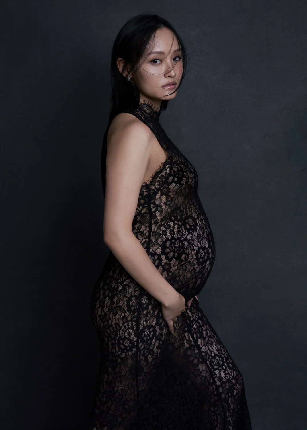 Timeless fashion editorial style maternity portrait photographed by Kay Lai Studio in Hong Kong, capturing elegant and sophisticated motherhood mother-to-be moments. 香港Kay Lai Studio時尚風格孕婦寫真，簡約高級耐看。