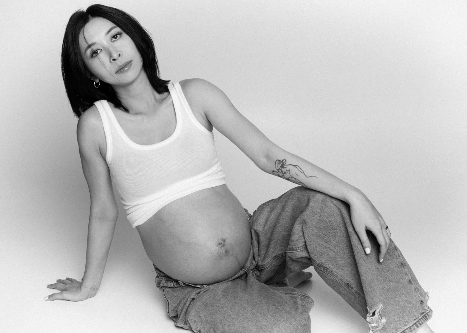 Timeless black and white fashion editorial style maternity portrait photographed by Kay Lai Studio in Hong Kong, capturing elegant and sophisticated motherhood mother-to-be moments. 香港Kay Lai Studio時尚風格孕婦寫真，簡約高級耐看。