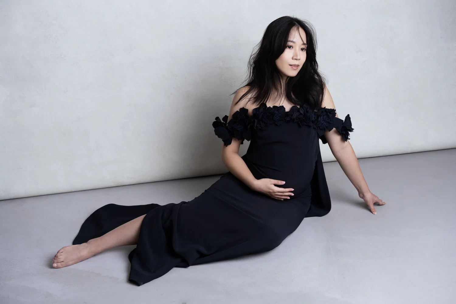 Timeless fashion editorial style maternity portrait photographed by Kay Lai Studio in Hong Kong, capturing elegant and sophisticated motherhood mother-to-be moments. 香港Kay Lai Studio時尚風格孕婦寫真，簡約高級耐看。