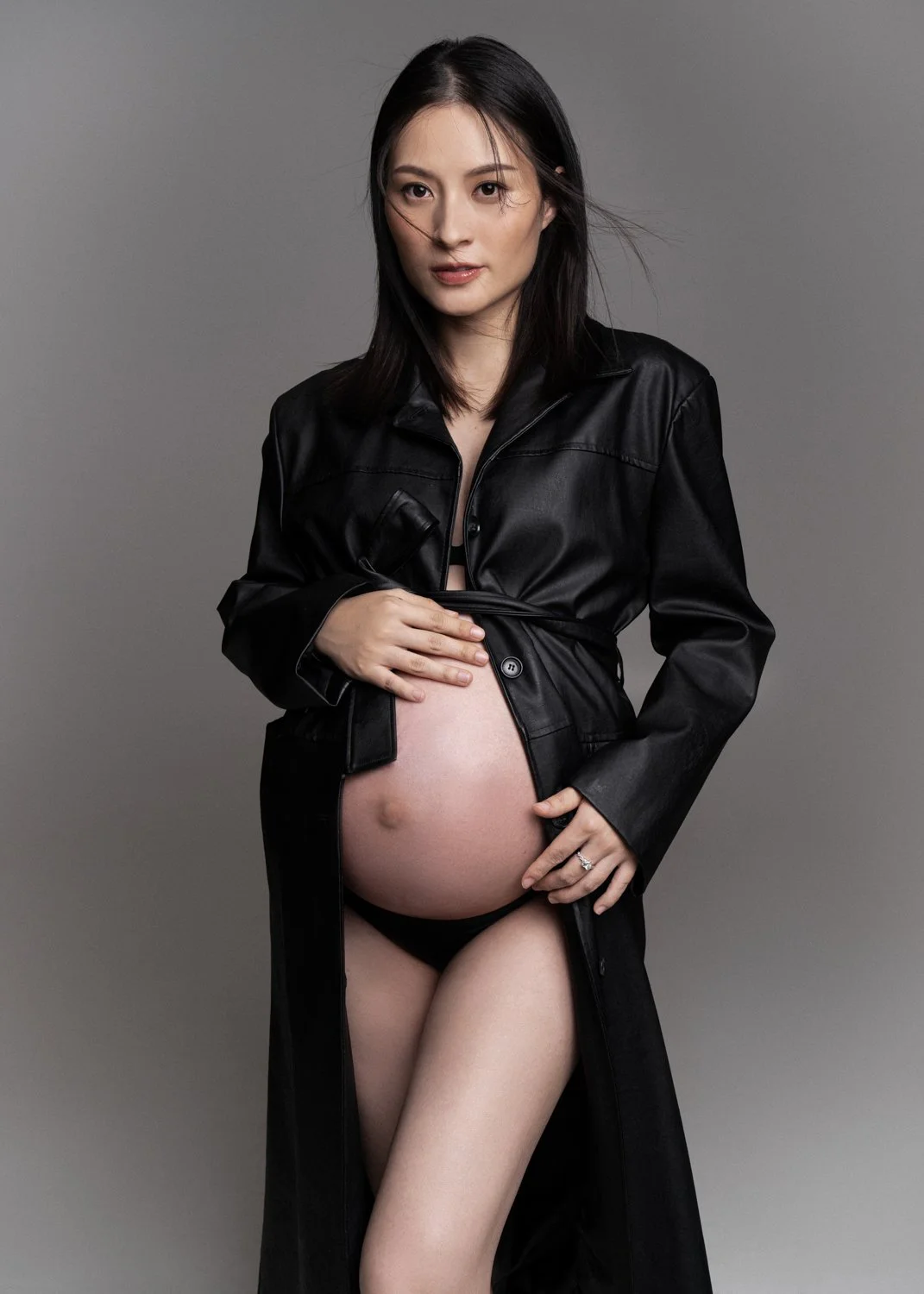 Timeless fashion editorial style maternity portrait photographed by Kay Lai Studio in Hong Kong, capturing elegant and sophisticated motherhood mother-to-be moments. 香港Kay Lai Studio時尚風格孕婦寫真，簡約高級耐看。