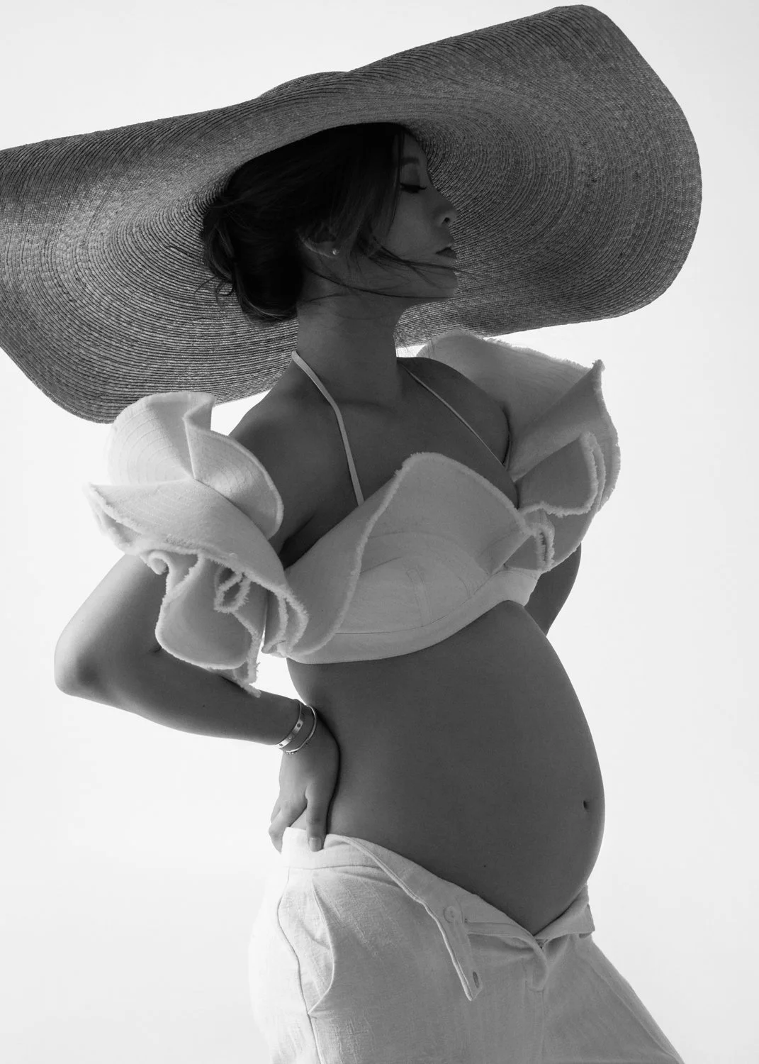 Timeless fashion editorial style maternity portrait photographed by Kay Lai Studio in Hong Kong, capturing elegant and sophisticated motherhood mother-to-be moments. 香港Kay Lai Studio時尚風格孕婦寫真，簡約高級耐看。