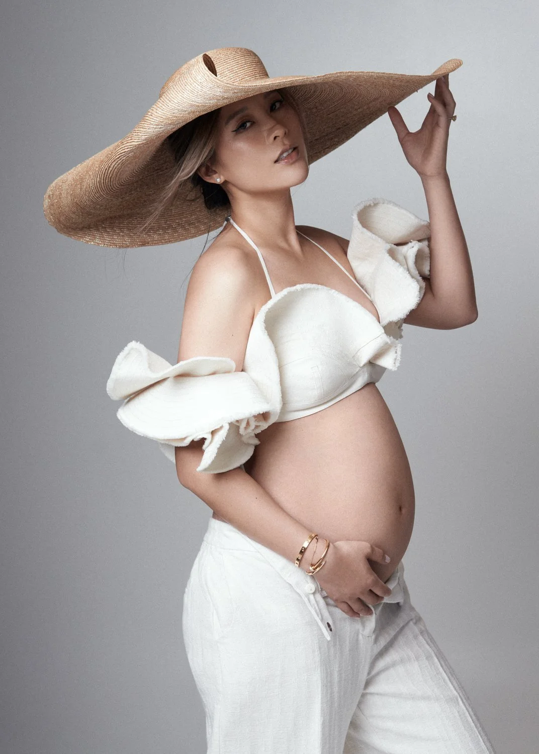 Timeless fashion editorial style maternity portrait photographed by Kay Lai Studio in Hong Kong, capturing elegant and sophisticated motherhood mother-to-be moments. 香港Kay Lai Studio時尚風格孕婦寫真，簡約高級耐看。