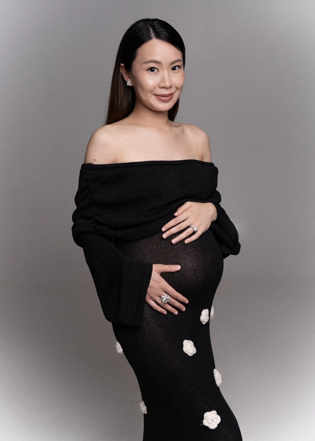 Timeless fashion editorial style maternity portrait photographed by Kay Lai Studio in Hong Kong, capturing elegant and sophisticated motherhood mother-to-be moments. 香港Kay Lai Studio時尚風格孕婦寫真，簡約高級耐看。