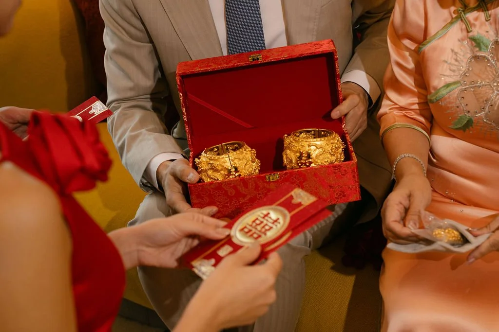 Timeless fashion editorial style wedding day photography photographed by Kay Lai Studio in Hong Kong. 香港Kay Lai Studio時尚風格婚禮攝影，簡約高級耐看。