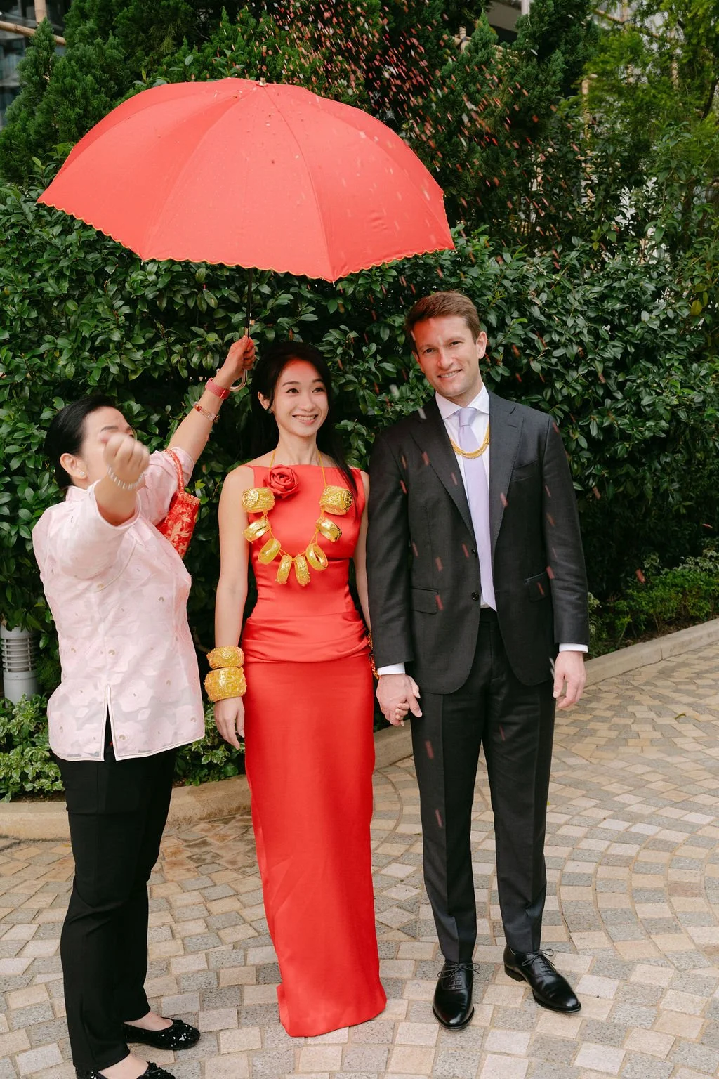 Timeless fashion editorial style wedding day photography photographed by Kay Lai Studio in Hong Kong. 香港Kay Lai Studio時尚風格婚禮攝影，簡約高級耐看。