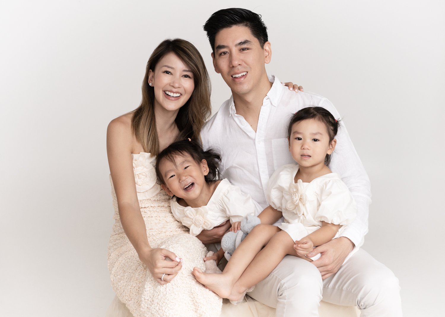 Timeless fashion editorial style family portrait photographed by Kay Lai Studio in Hong Kong. 香港Kay Lai Studio時尚風格家庭攝影。