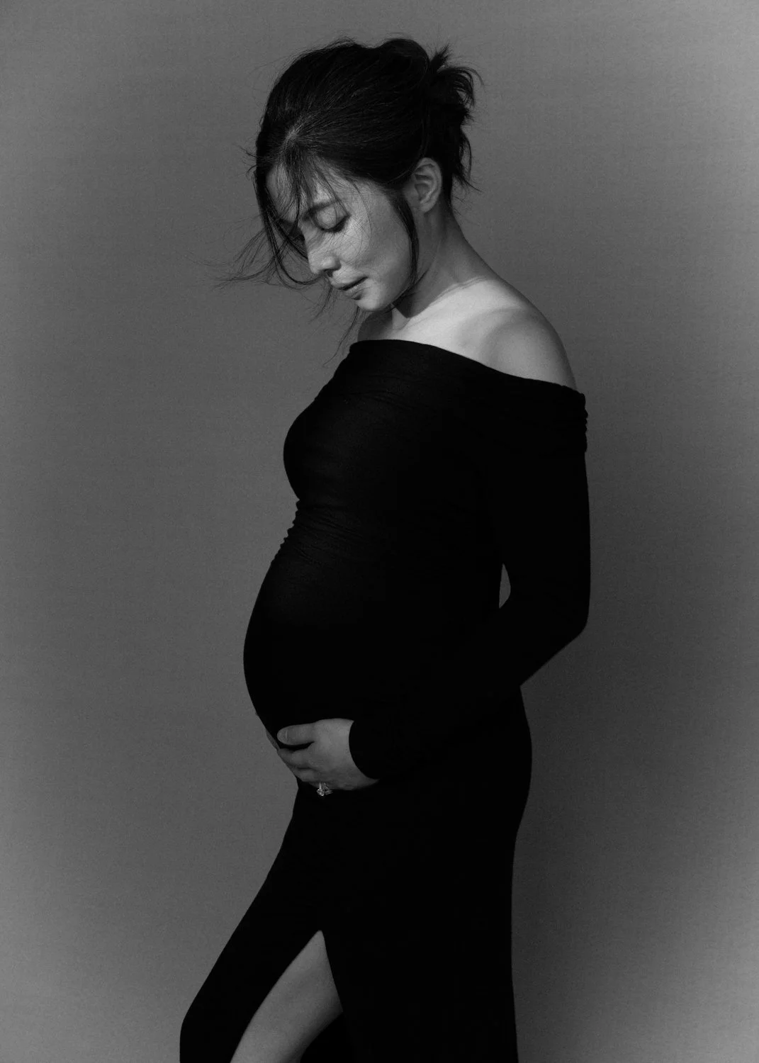 Timeless fashion editorial style maternity portrait photographed by Kay Lai Studio in Hong Kong, capturing elegant and sophisticated motherhood mother-to-be moments. 香港Kay Lai Studio時尚風格孕婦寫真，簡約高級耐看。