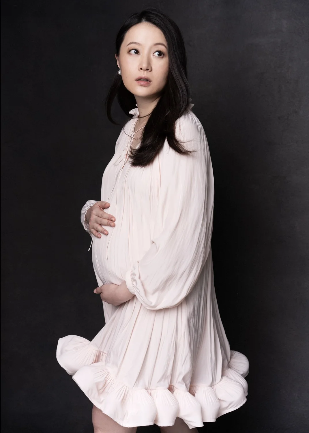 Timeless fashion editorial style maternity portrait photographed by Kay Lai Studio in Hong Kong, capturing elegant and sophisticated motherhood mother-to-be moments. 香港Kay Lai Studio時尚風格孕婦寫真，簡約高級耐看。