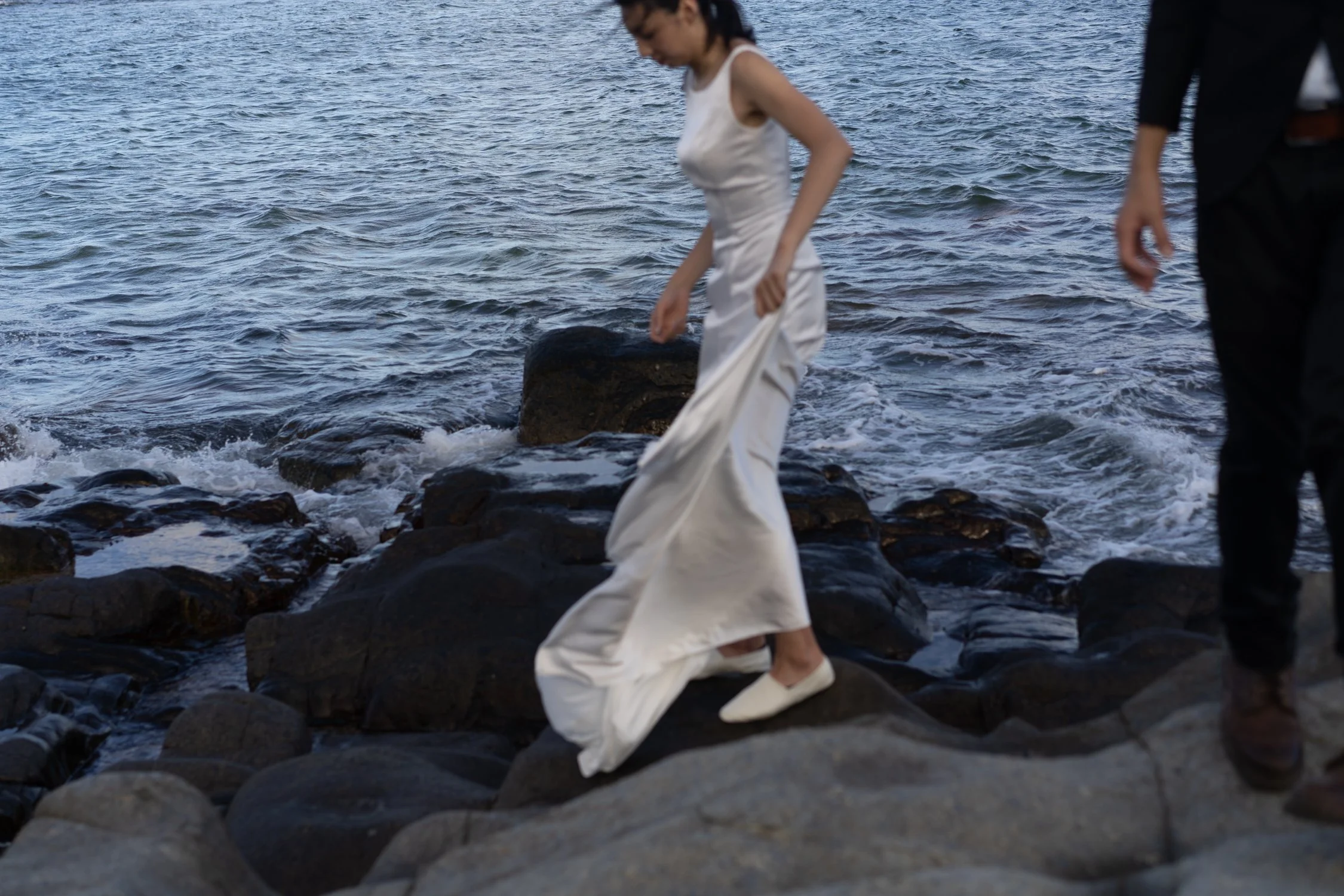 Timeless fashion editorial style pre-wedding photography photographed by Kay Lai Studio in Hong Kong. 香港Kay Lai Studio時尚風格婚紗攝影，簡約高級耐看。