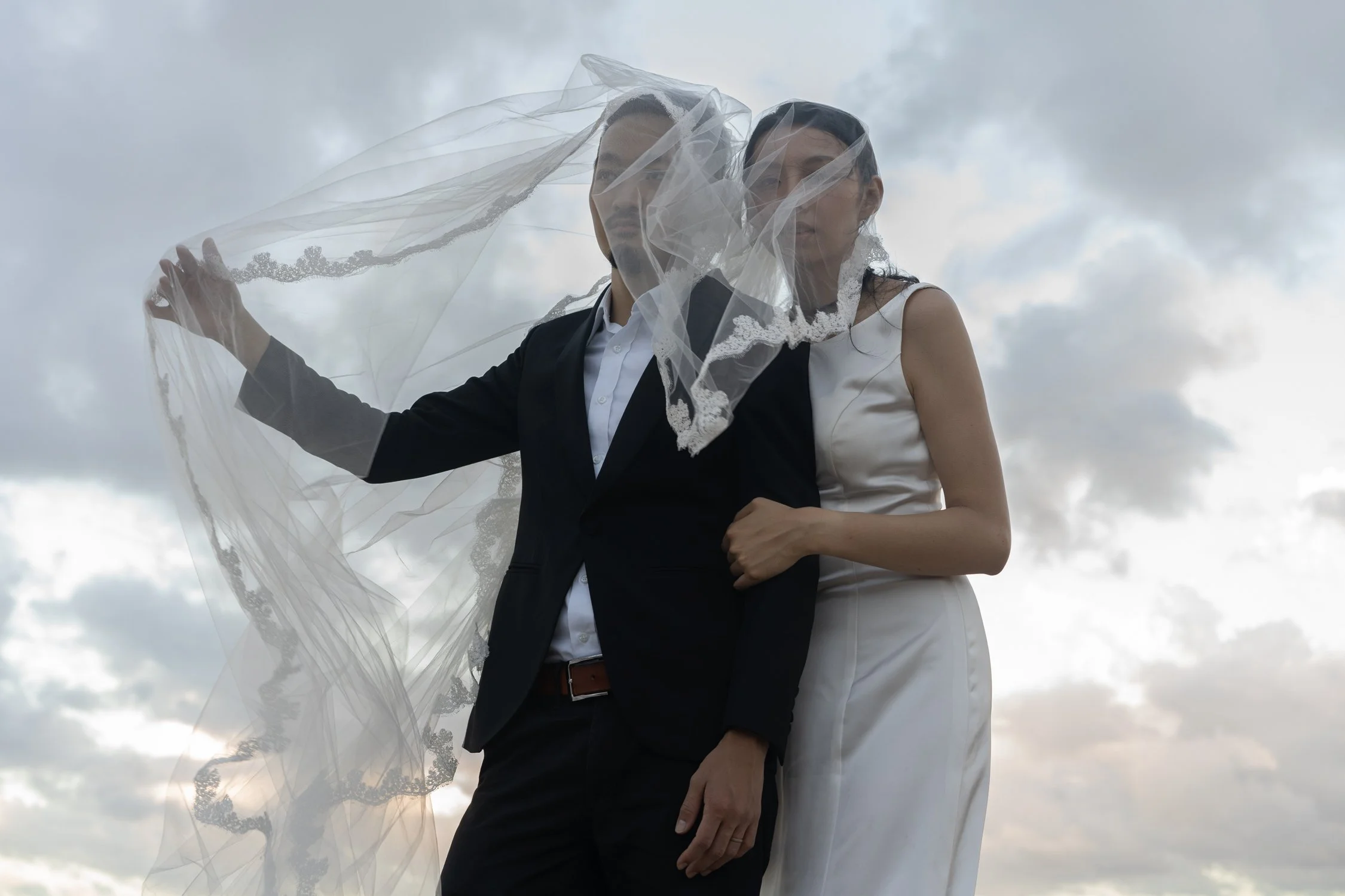 Timeless fashion editorial style pre-wedding photography photographed by Kay Lai Studio in Hong Kong. 香港Kay Lai Studio時尚風格婚紗攝影，簡約高級耐看。