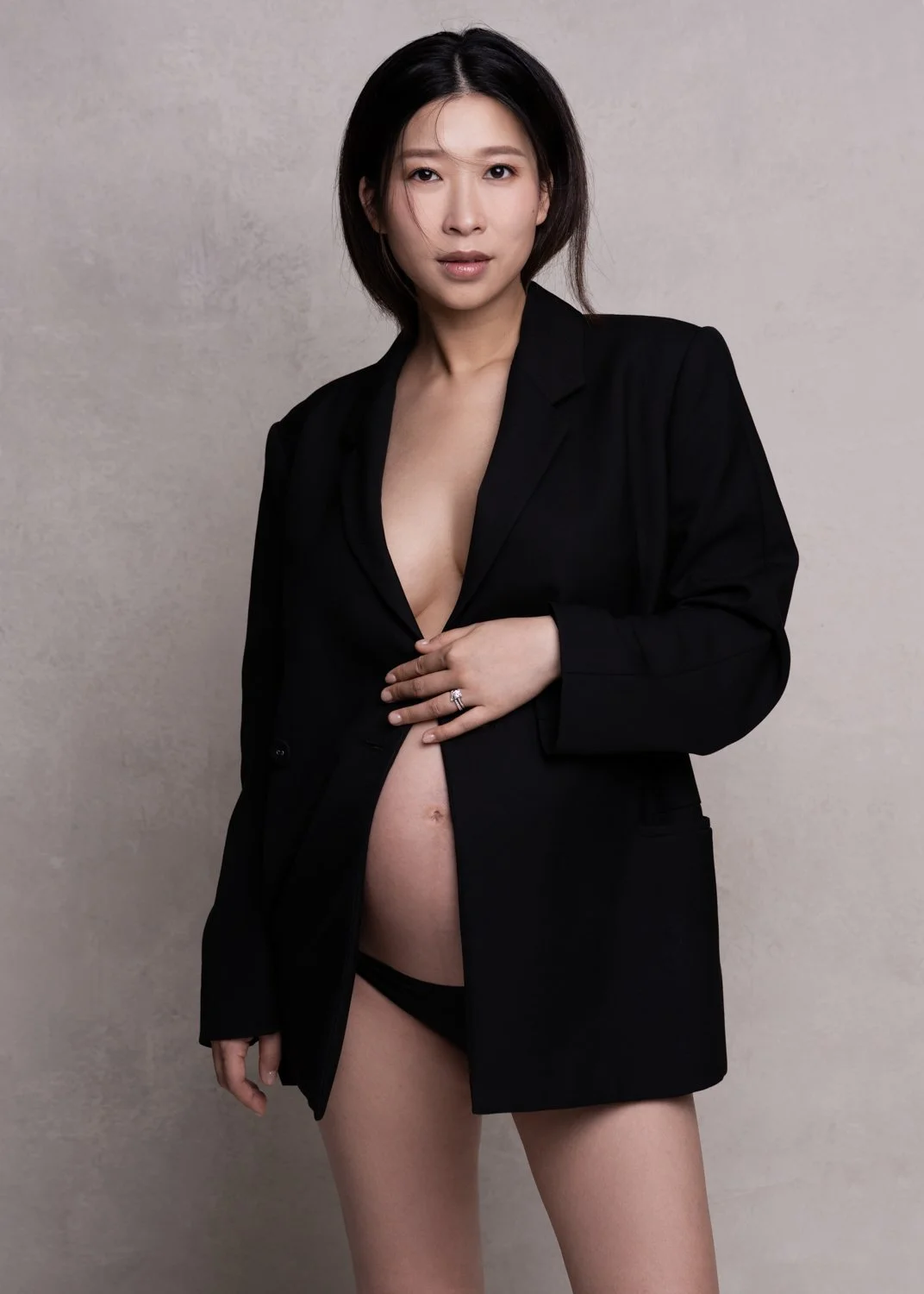 Timeless fashion editorial style maternity portrait photographed by Kay Lai Studio in Hong Kong, capturing elegant and sophisticated motherhood mother-to-be moments. 香港Kay Lai Studio時尚風格孕婦寫真，簡約高級耐看。