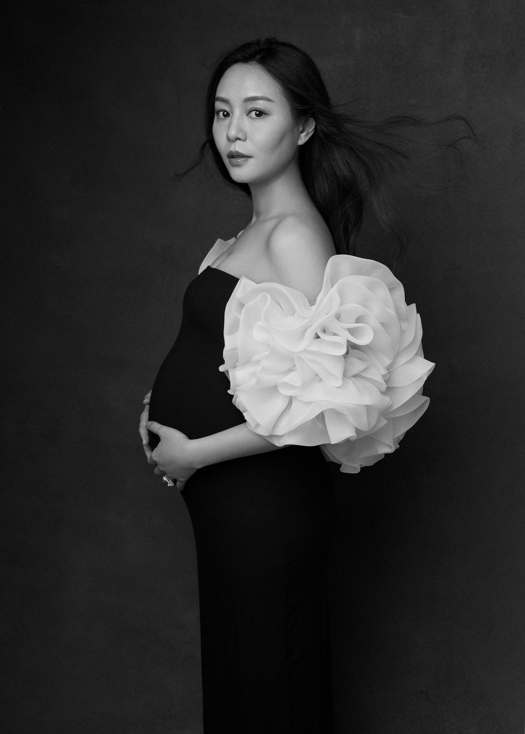 Timeless black and white fashion editorial style maternity portrait photographed by Kay Lai Studio in Hong Kong, capturing elegant and sophisticated motherhood mother-to-be moments. 香港Kay Lai Studio時尚風格孕婦寫真，簡約高級耐看。