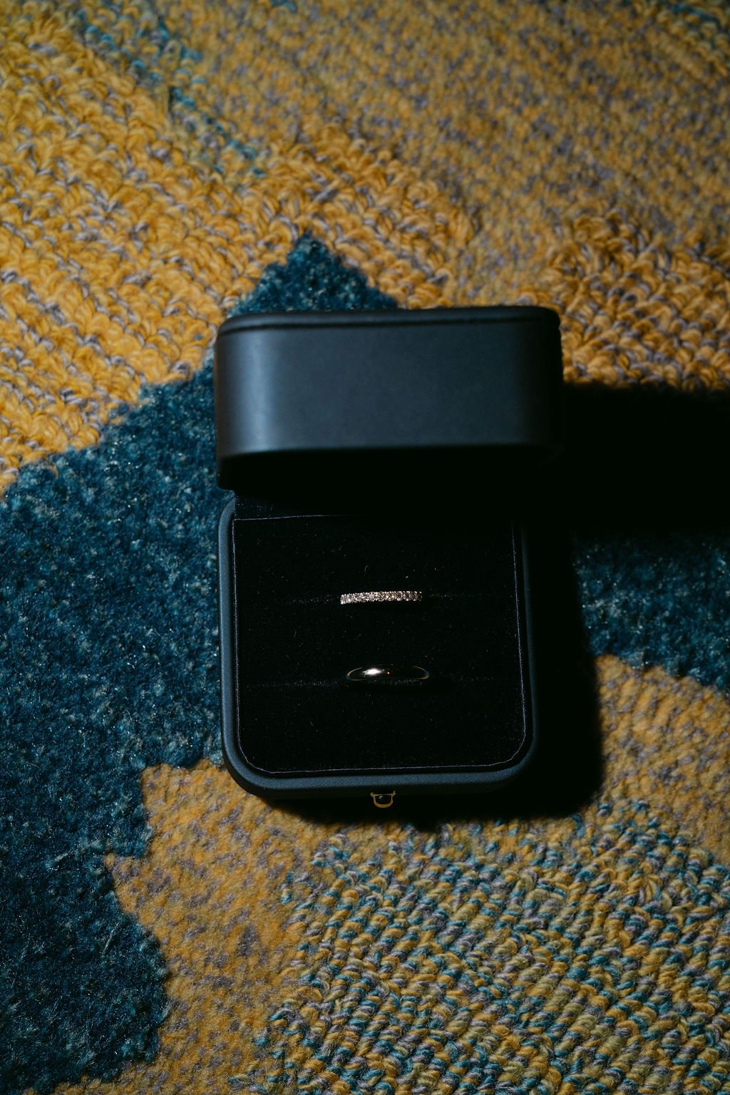 Timeless fashion editorial style wedding day photography photographed by Kay Lai Studio in Hong Kong. 香港Kay Lai Studio時尚風格婚禮攝影，簡約高級耐看。