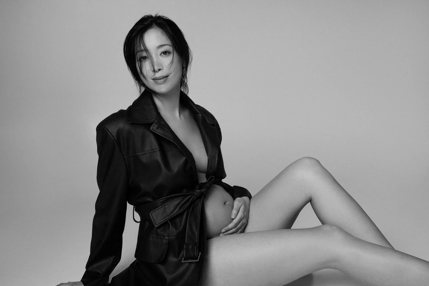 Timeless fashion editorial maternity portrait photographed by Kay Lai Studio in Hong Kong, capturing elegant and sophisticated motherhood moments.